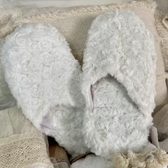 Pantuflas blancas L peluche - comprar online