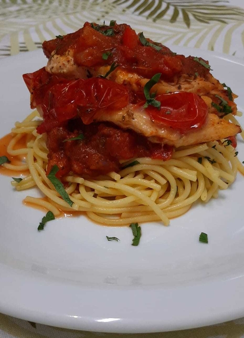 Massa de arroz com filé de frango a pizzaiolo