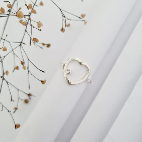 Anel Coração Vazado com Zircônia