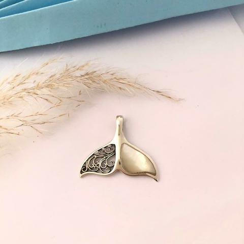 Pingente Cauda de Sereia Arabesco e Conchas Naturais - comprar online