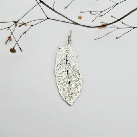 Pingente Pena Trabalhada - comprar online