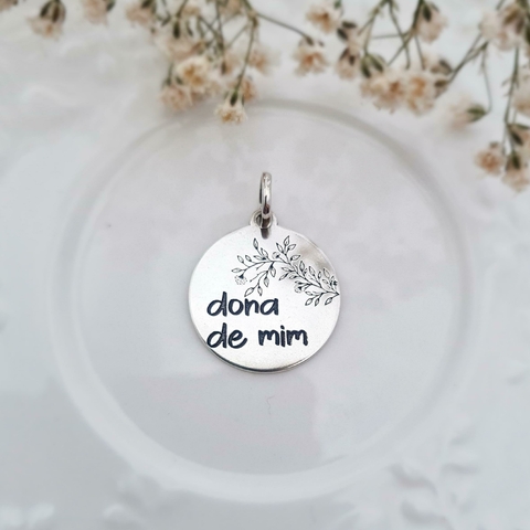 Pingente Placa Dona de Mim - comprar online