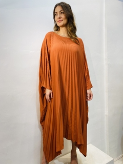 Vestido Plissado Curto Crepe Terracota na internet