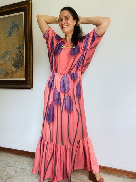 Vestido Morcego Babado Longo Crep Antúrio Rosa