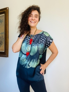 Camiseta Kaftan Cetim Pluma Verde - comprar online