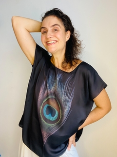 Camiseta Kaftan Cetim Pavão Preto - comprar online