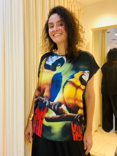 Camiseta Kaftan Cetim Arara - comprar online
