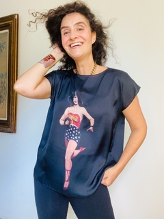 Camiseta Kaftan Cetim Mulher Maravilha Preto na internet
