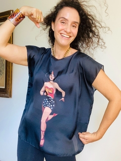 Imagem do Camiseta Kaftan Cetim Mulher Maravilha Preto