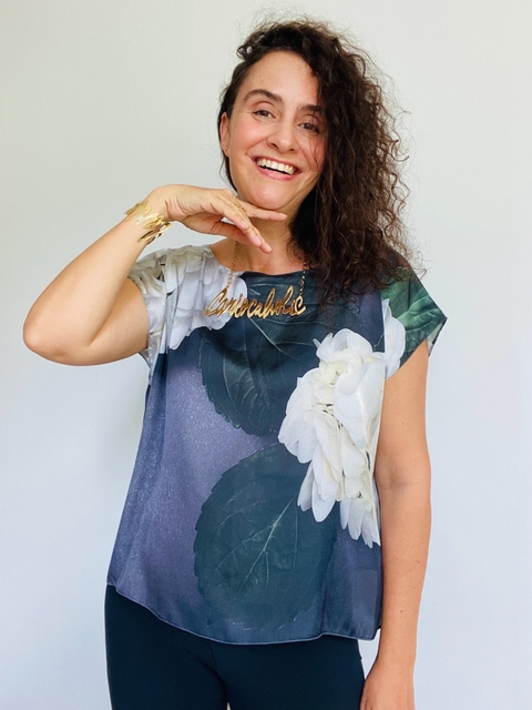 Camiseta Kaftan Cetim Hortênsia Cinza