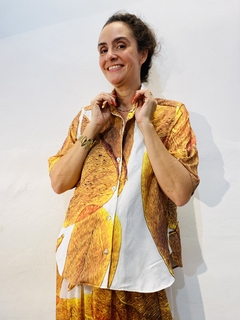 Camiseta Social Crepe Folhas Douradas