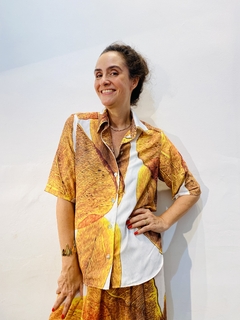 Image of Camiseta Social Crepe Folhas Douradas