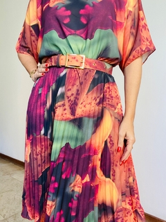 Vestido Morcego Plissado Curto Orquidea Laranja - ALESSA