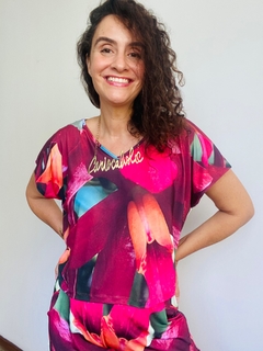 Camiseta Cropped V Jersey Orquídea Vermelho na internet