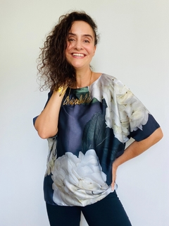 Camiseta Morcego Cetim Hortênsia Cinza