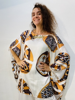 Camiseta Maxi Cetim Indigena Rosa Magalhães - comprar online