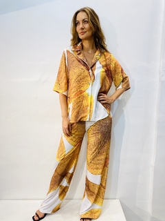 Camisa Social Manga Curta Crepe Folhas Douradas - ALESSA