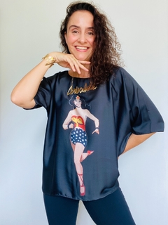 Camiseta Morcego Cetim Mulher Maravilha Preto