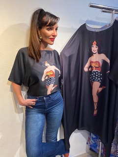 Camiseta Morcego Cetim Mulher Maravilha Preto