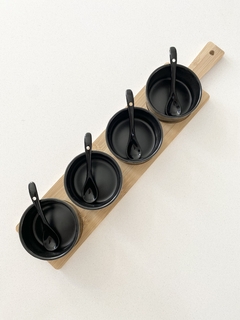 SET X 4 COPETINEROS CERAMICA NEGRA CON BASE BAMBOO Y CUCHARAS 45X10 CM