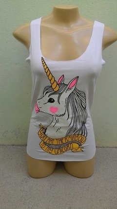 Camiseta Fitness Regata Viscolycra com Estampa na Frente e Rasgos nas costas | Unicórnio | Ref: CRF09 - Promoção !!!
