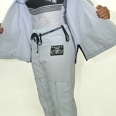 KIMONO AKIRA SKINNY BRANCO - JIUJITSU na internet