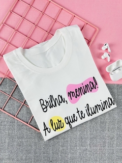 T-shirt ribana canelada Brilha menina! A luz que te ilumina vem lá de cima - comprar online