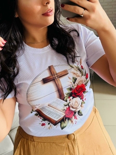 T-SHIRT CANELADA CRUZ,BÍBLIA E FLORES - Fabi T-shirts