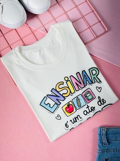 T-shirt ribana canelada Ensinar é um ato de amor - comprar online