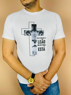 T-shirt Masculina Canelada Cordeiro é o Leão que no trono está - comprar online