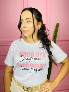 T-shirt Canelada VOCÊ ORA deus ouve VOCÊ ESPERA deus prepara - comprar online