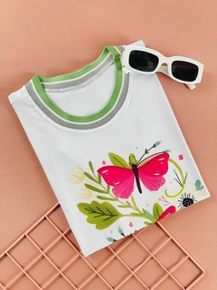 T-SHIRT CANELADA BORBOLETAS E FLORES
