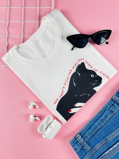 T-shirt ribana canelada Nem sempre anjos tem asas, eles podem ter bigodes - comprar online