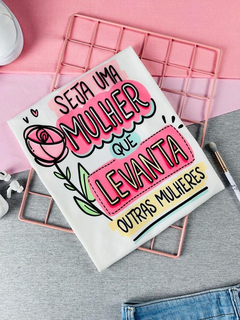 T-shirt ribana canelada Seja uma mulher que levanta outras mulheres