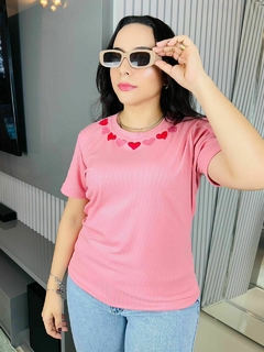 T-SHIRT CANELADA GOLA DE CORAÇÕES-ROSA IOGURTE