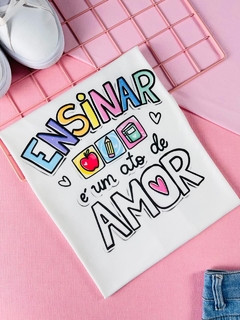 T-shirt ribana canelada Ensinar é um ato de amor
