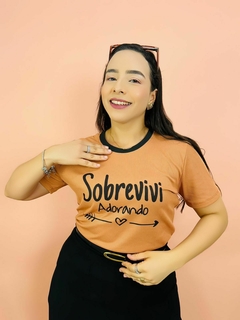 T-SHIRT CANELADA SOBREVIVI ADORANDO - MOCHA MOUSSE - comprar online