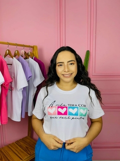 T-shirt Canelada A Vida tem a cor que você pinta na internet