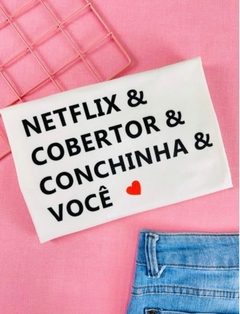 T-shirt ribana canelada Netflix, cobertor, conchinha e