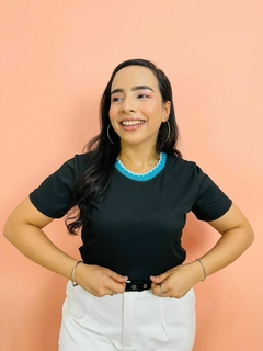 T-SHIRT CANELADA PRETA GOLA NUVEM AZUL na internet