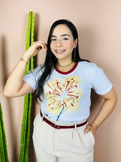 T-SHIRT CANELADA NA FLOR DA IDADE - BRANCA - Fabi T-shirts
