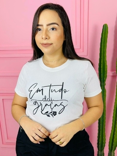 T-shirt Canelada Em tudo dai graças na internet