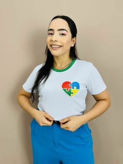 T-SHIRT CANELADA CORAÇÃO AUTISMO PEITO - comprar online