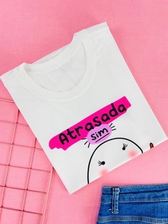 T-shirt ribana canelada Flork: Atrasada sim, sem maquiagem jamais! - comprar online