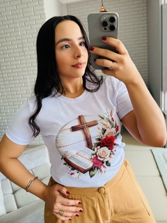 Imagem do T-SHIRT CANELADA CRUZ,BÍBLIA E FLORES