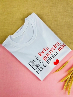 T-shirt Canelada Ela é forte . Ela é guerreira. Ela é minha mãe. - comprar online
