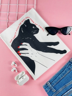 T-shirt ribana canelada Nem sempre anjos tem asas, eles podem ter bigodes