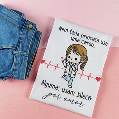 T-shirt Canelada Nem toda princesa usa coroa na internet