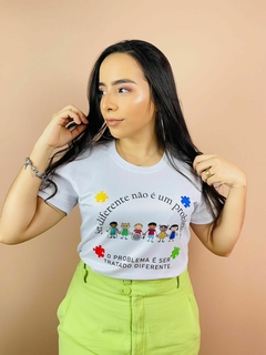 T-shirt Canelada Ser diferente não é um problema. o problema é ser tratado diferente