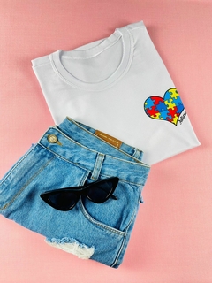 T-shirt Canelada Autismo coração peito - comprar online